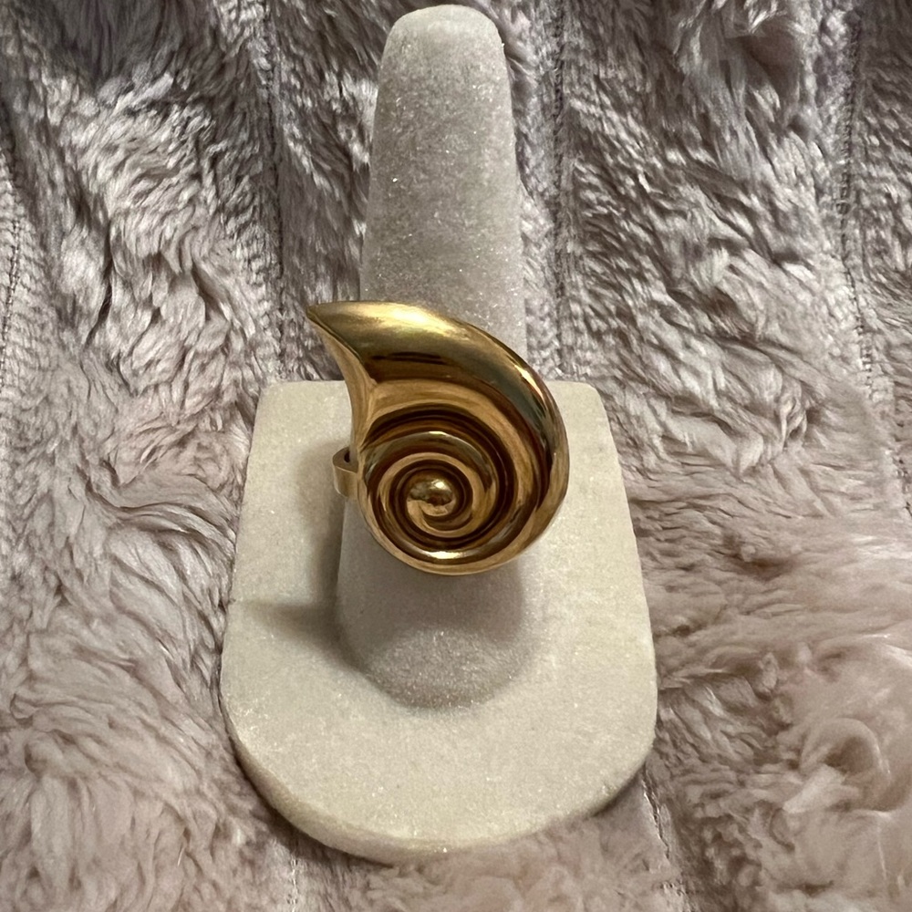 Gold Seashell Statement Ring Euc - image 1